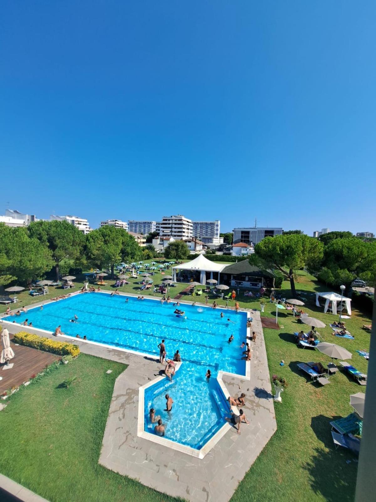 Hotel Falcone Lignano Sabbiadoro Exterior foto