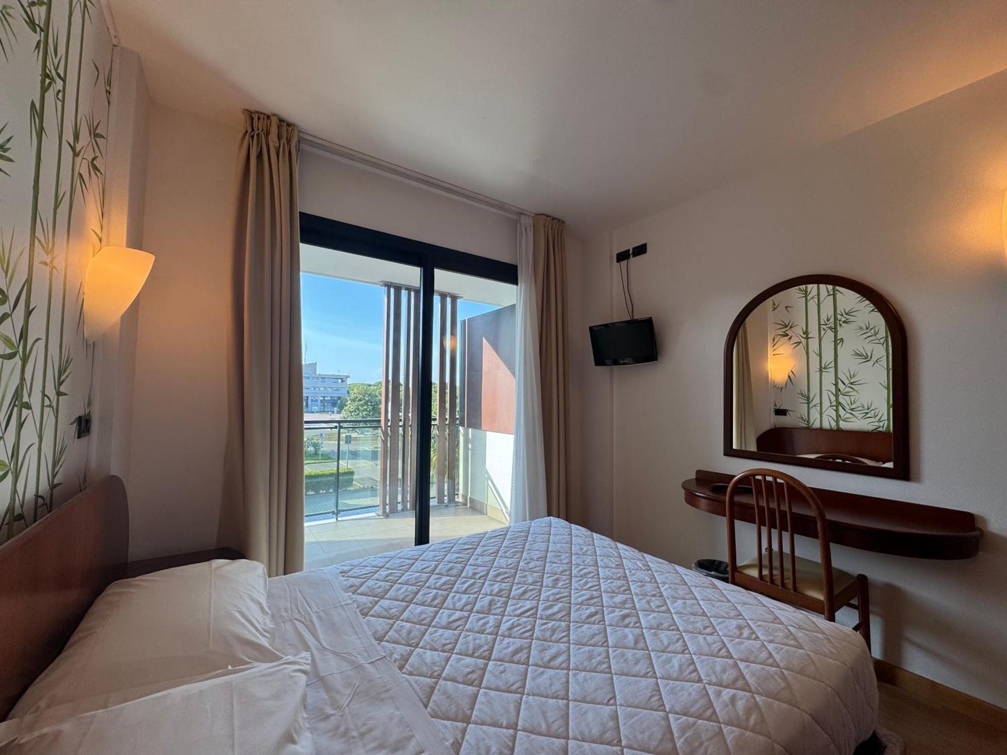 Hotel Falcone Lignano Sabbiadoro Exterior foto