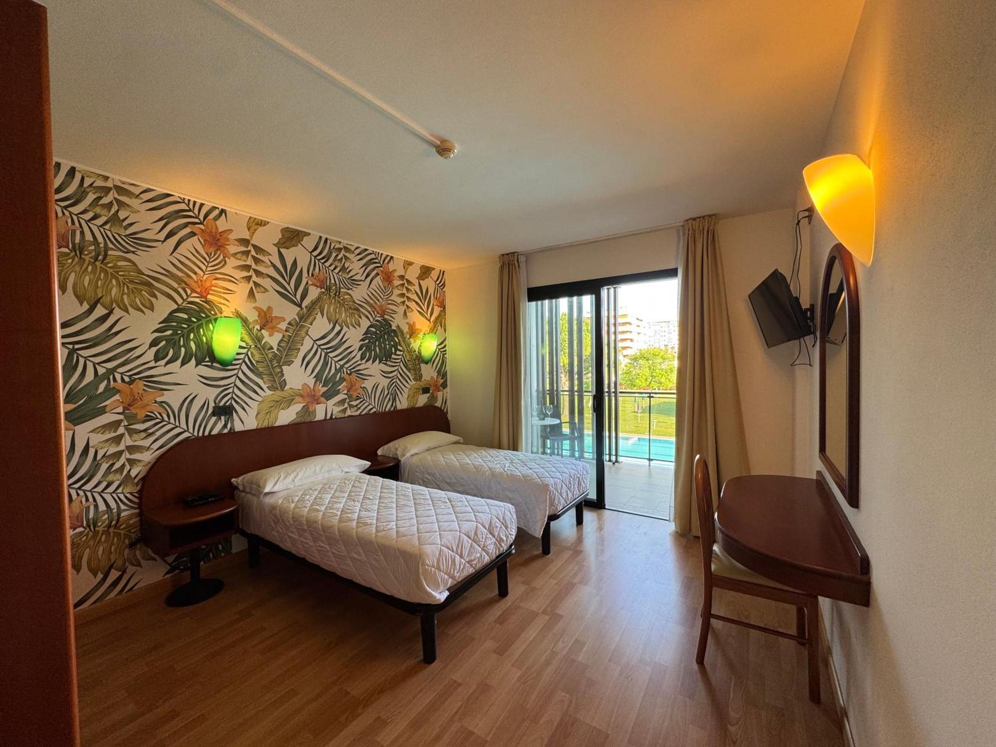 Hotel Falcone Lignano Sabbiadoro Exterior foto